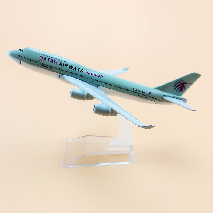 metal airplane qatar airways b747