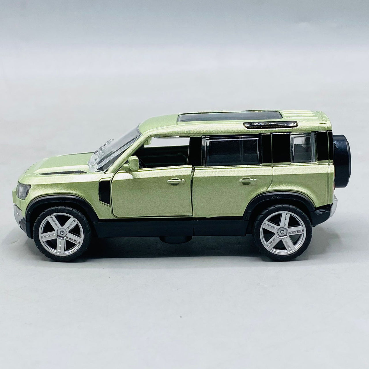 1.38 Scale Defender Solar Power diecast Car