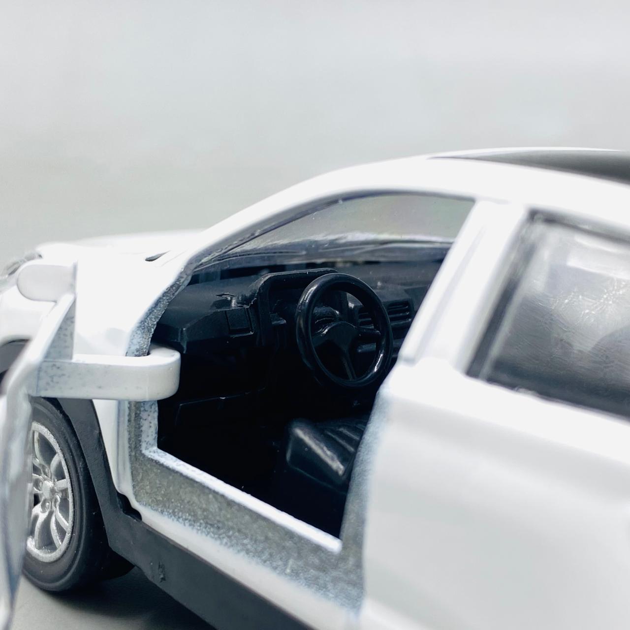 Diecast White Kia Sportage (or Similar SUV) Model Car 1:32 Scale | Simulated Alloy with Lights & Sound