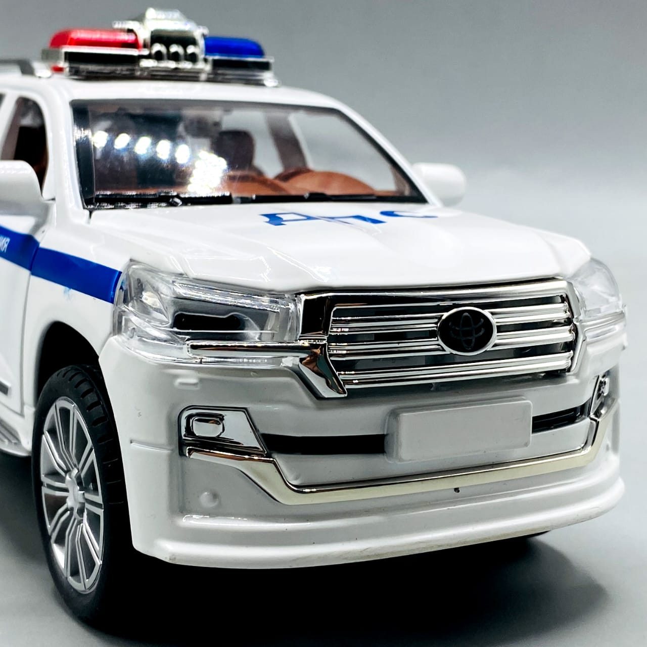 1:24 Diecast Toyota Land Cruiser Police Car With Light and Sound