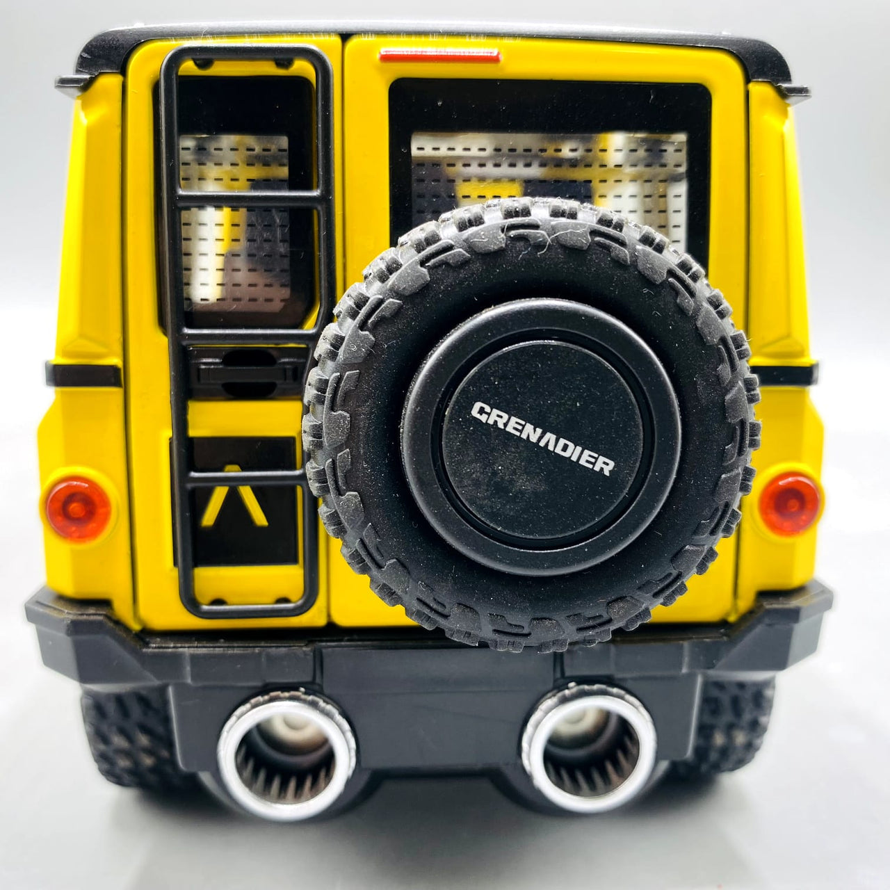 1:24 Diecast Grenadier Jeep With Light Sound and Smoke