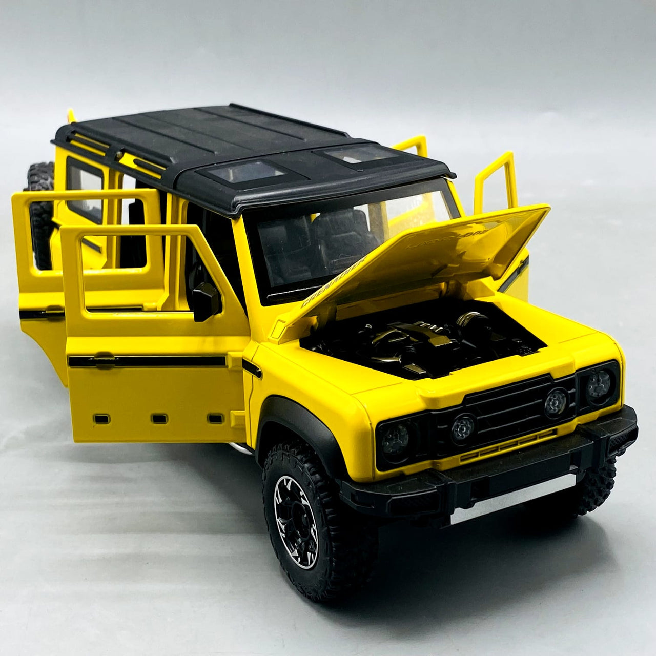 1:24 Diecast Grenadier Jeep With Light Sound and Smoke