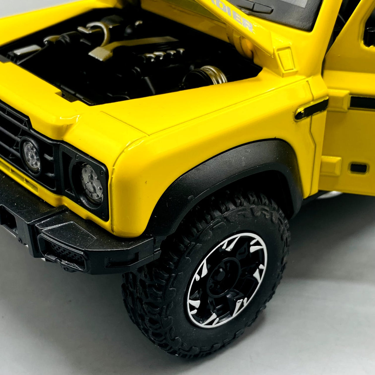 1:24 Diecast Grenadier Jeep With Light Sound and Smoke