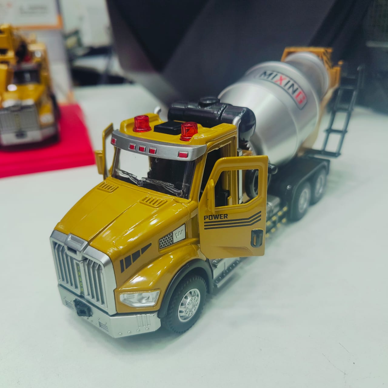 1:24 Scale Die-Cast Cement Mixer Truck With Light And Sound